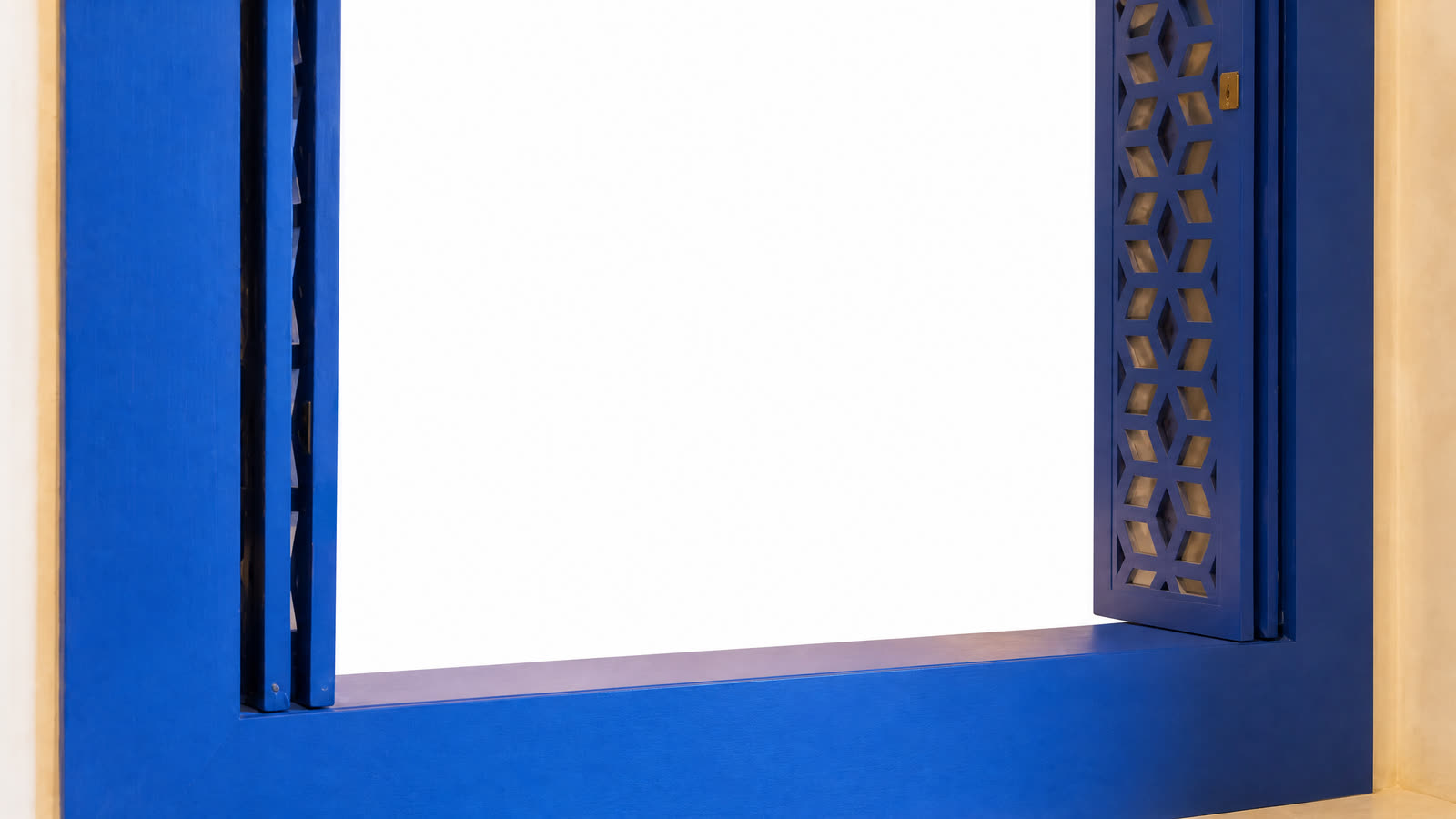 Un encadrement de fenêtre bleu Majorelle, comme dans les jardins de Marrakech.