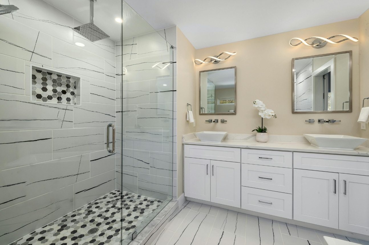 Salle de bain claire avec double vasque et douche