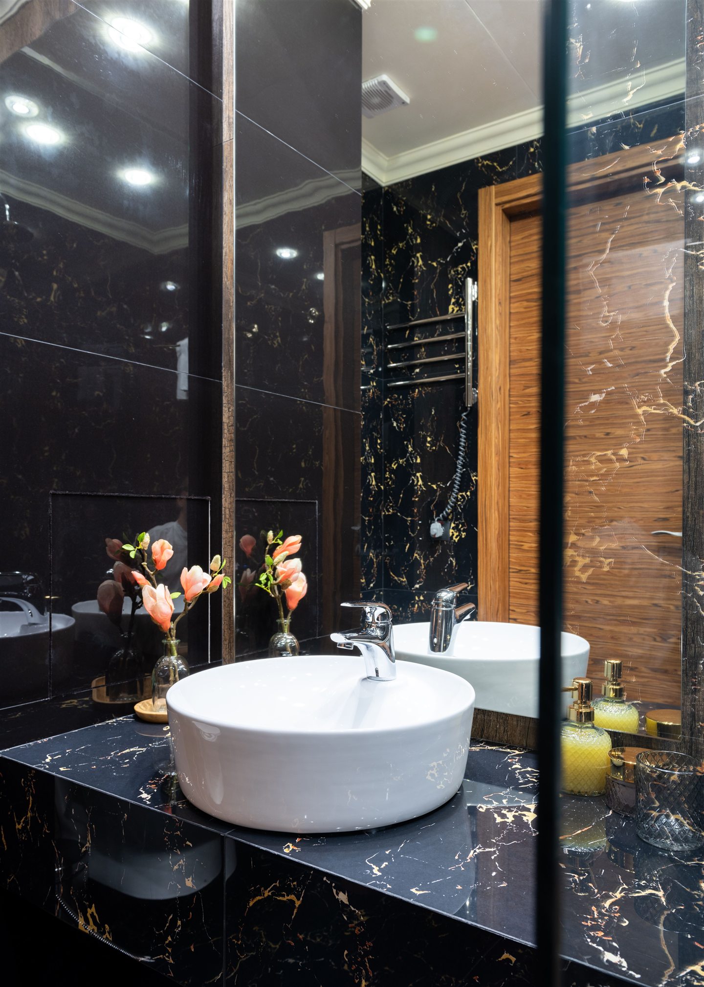Salle de bain en marbre noir veiné avec deux vasques blanches