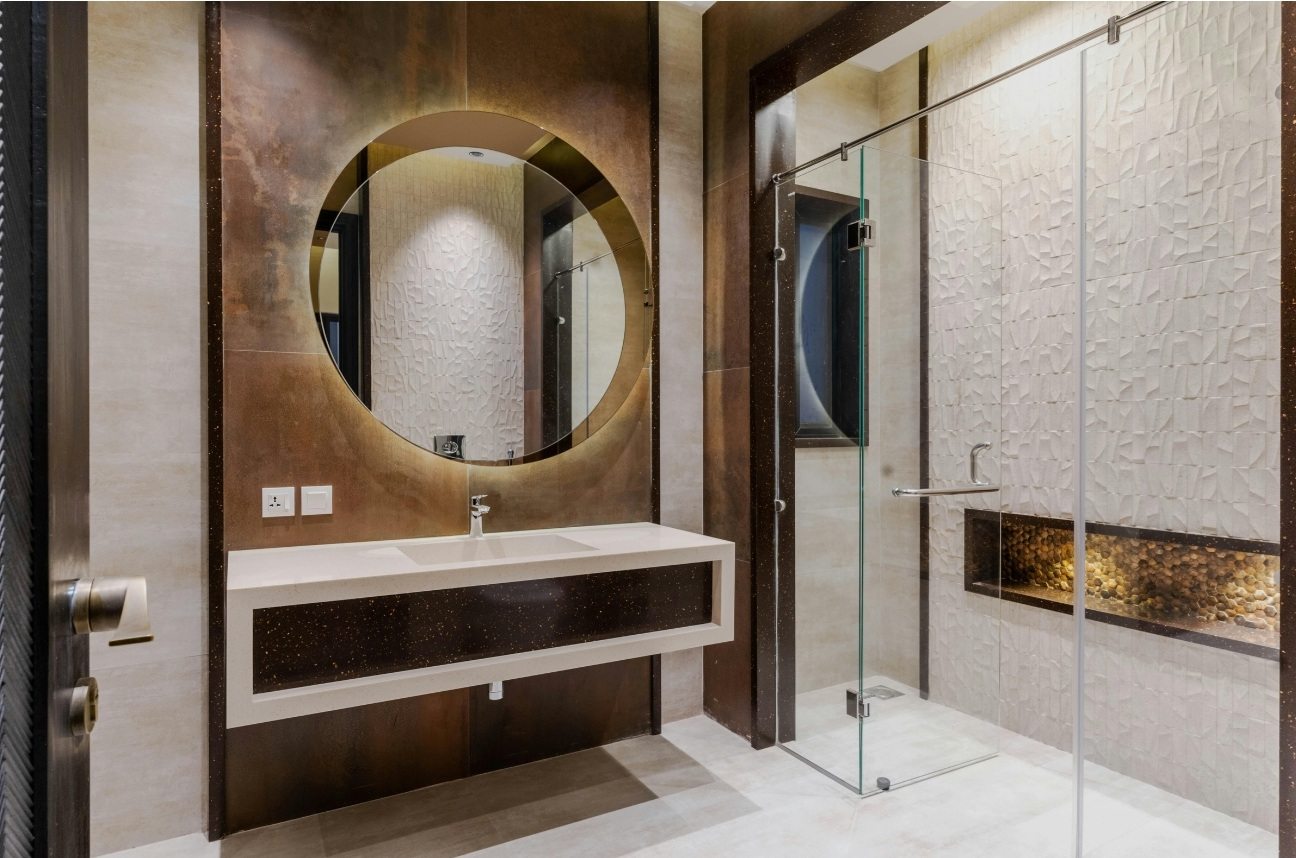 Salle de bain en bois et pierre avec miroir rond éclairé et douche vitrée