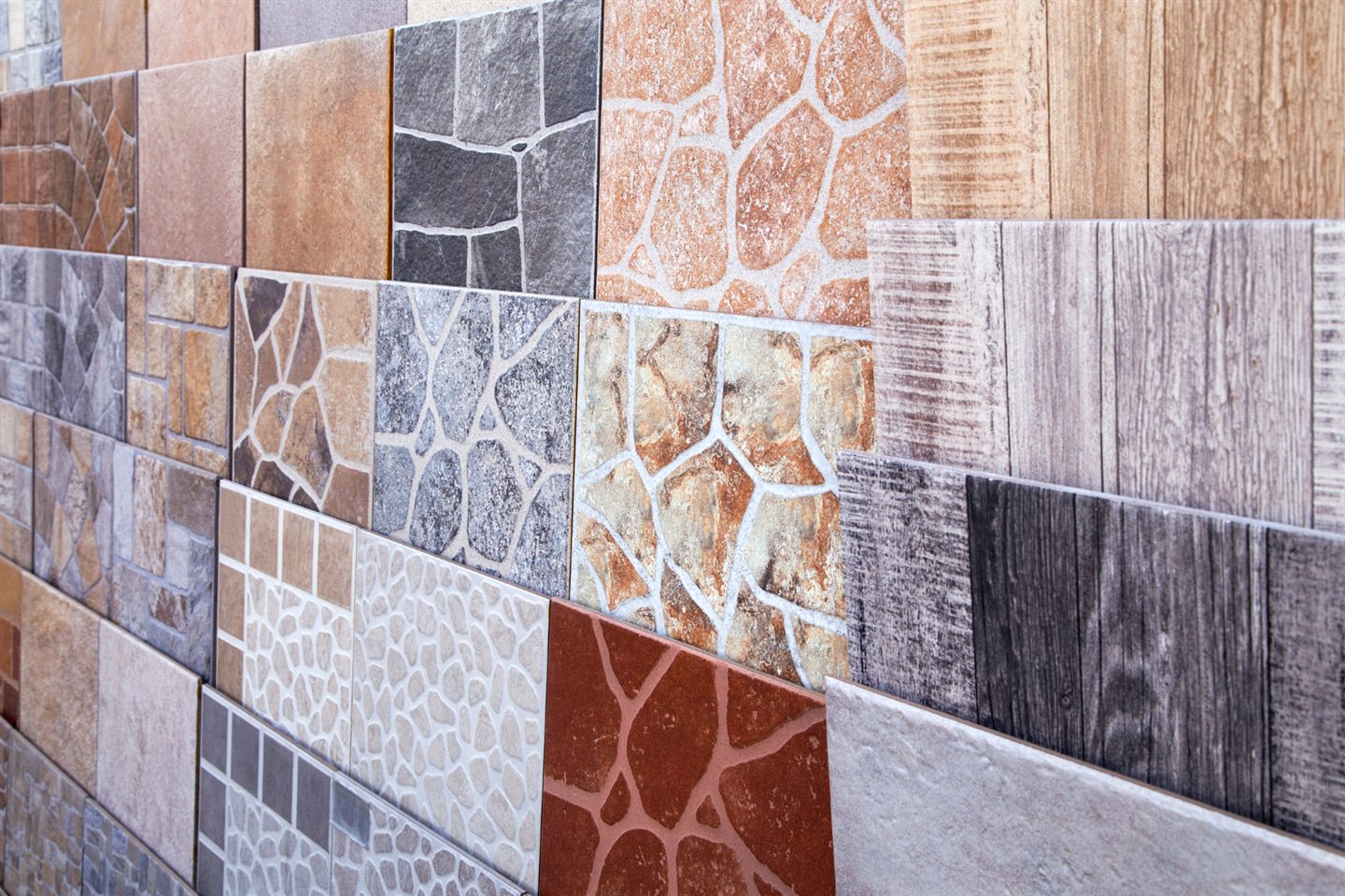 Mur d’échantillons de céramique aux textures de pierre, d’ardoise et de bois