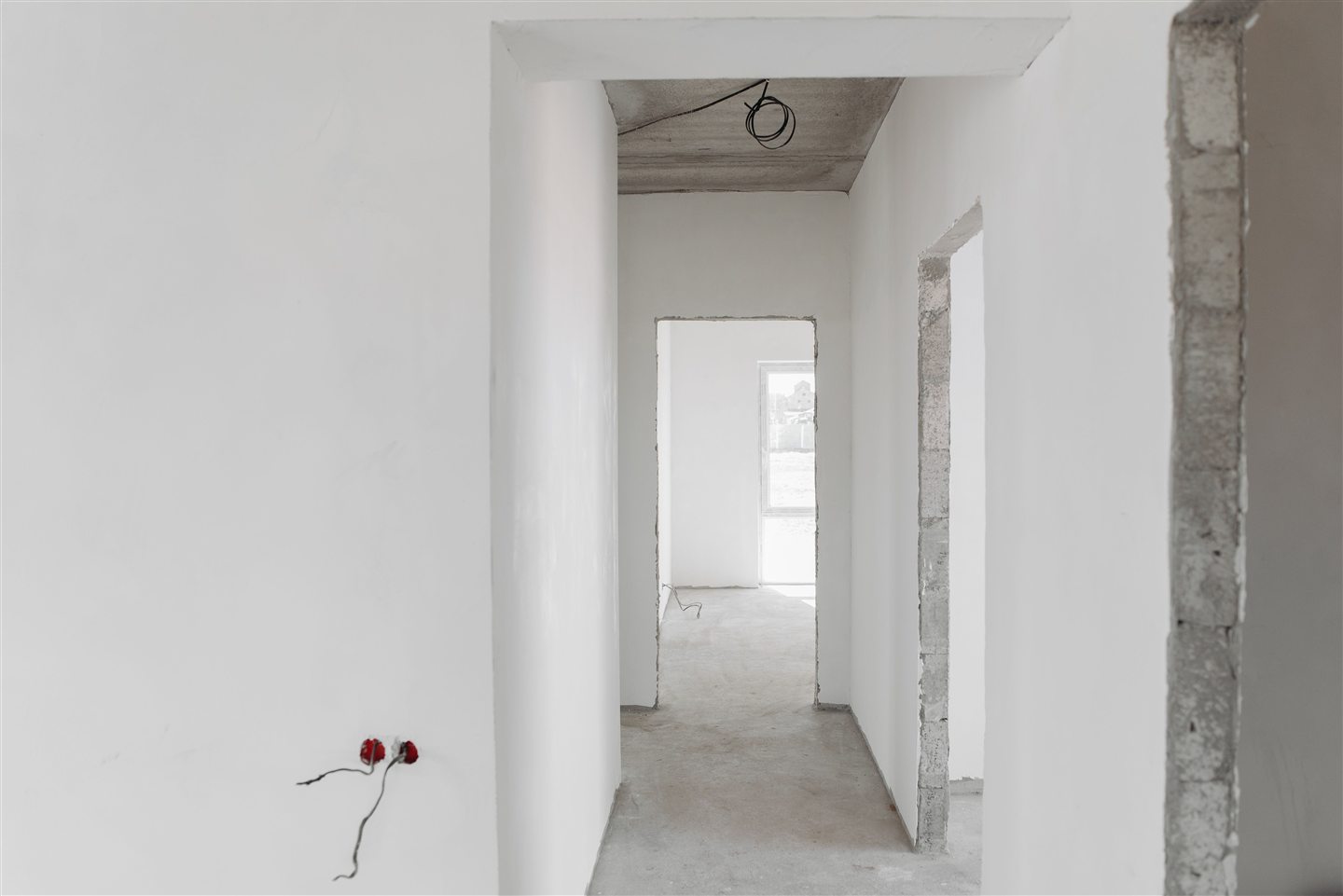 Corridor en chantier, murs de gypse et prises électriques en attente