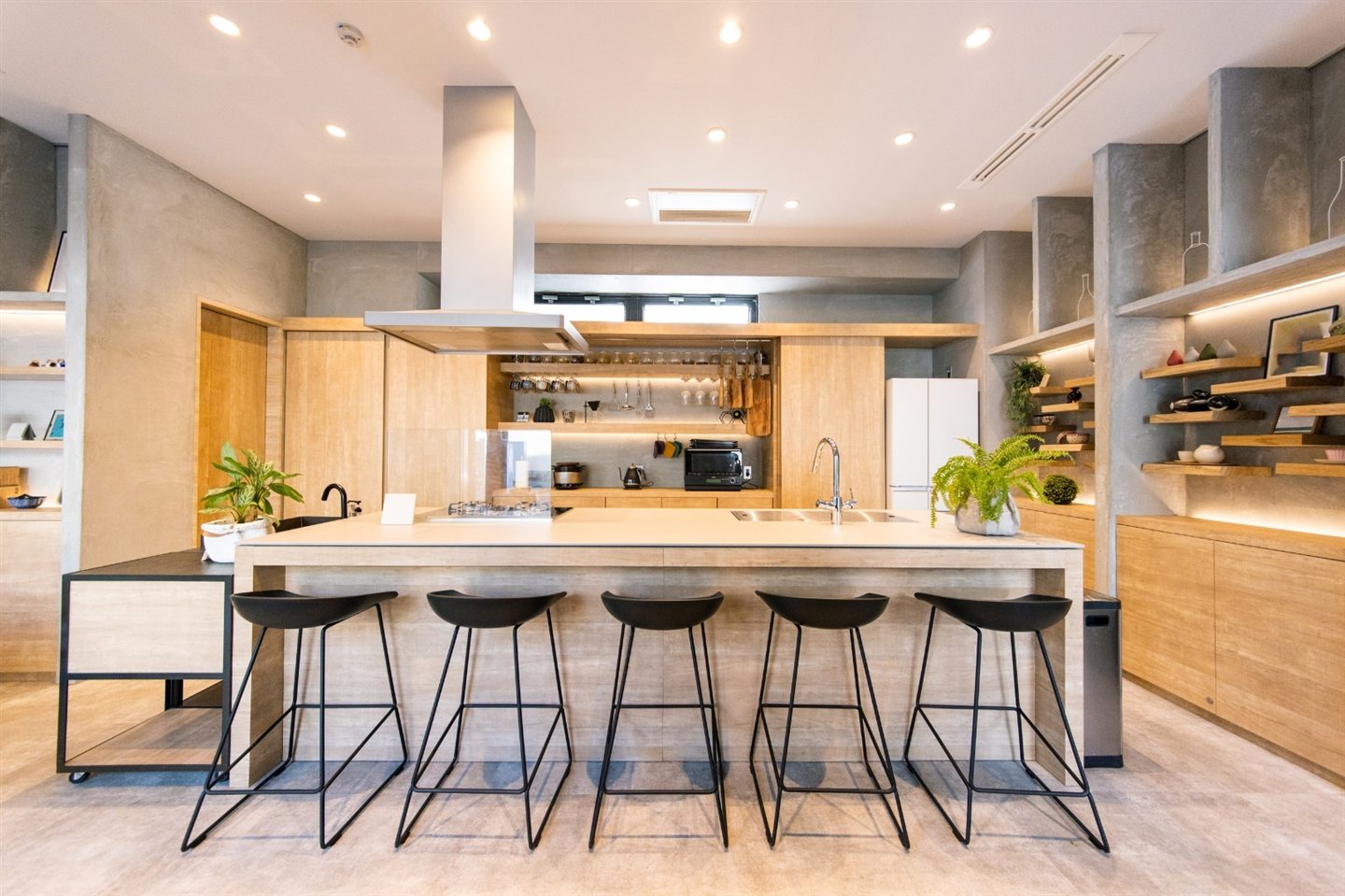 Grande cuisine contemporaine avec tabourets