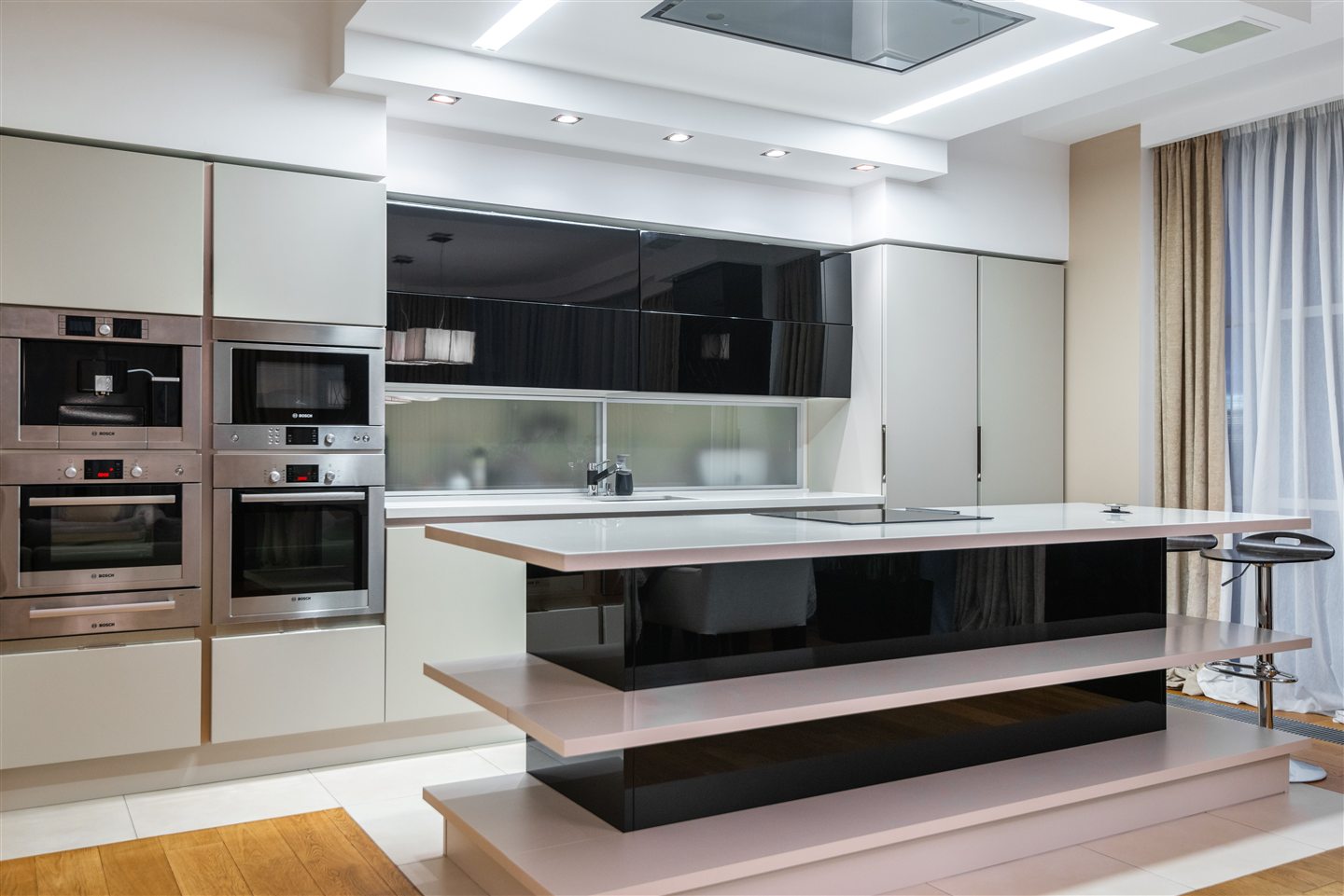 Cuisine contemporaine aux surfaces claires et brillantes
