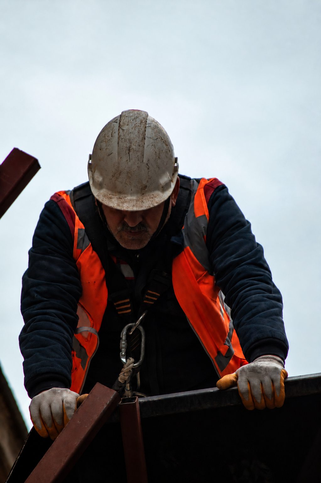 Membre de l’équipe en casque de sécurité travaillant en hauteur