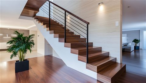 Escalier de bois aux marches flottantes et rampe noire
