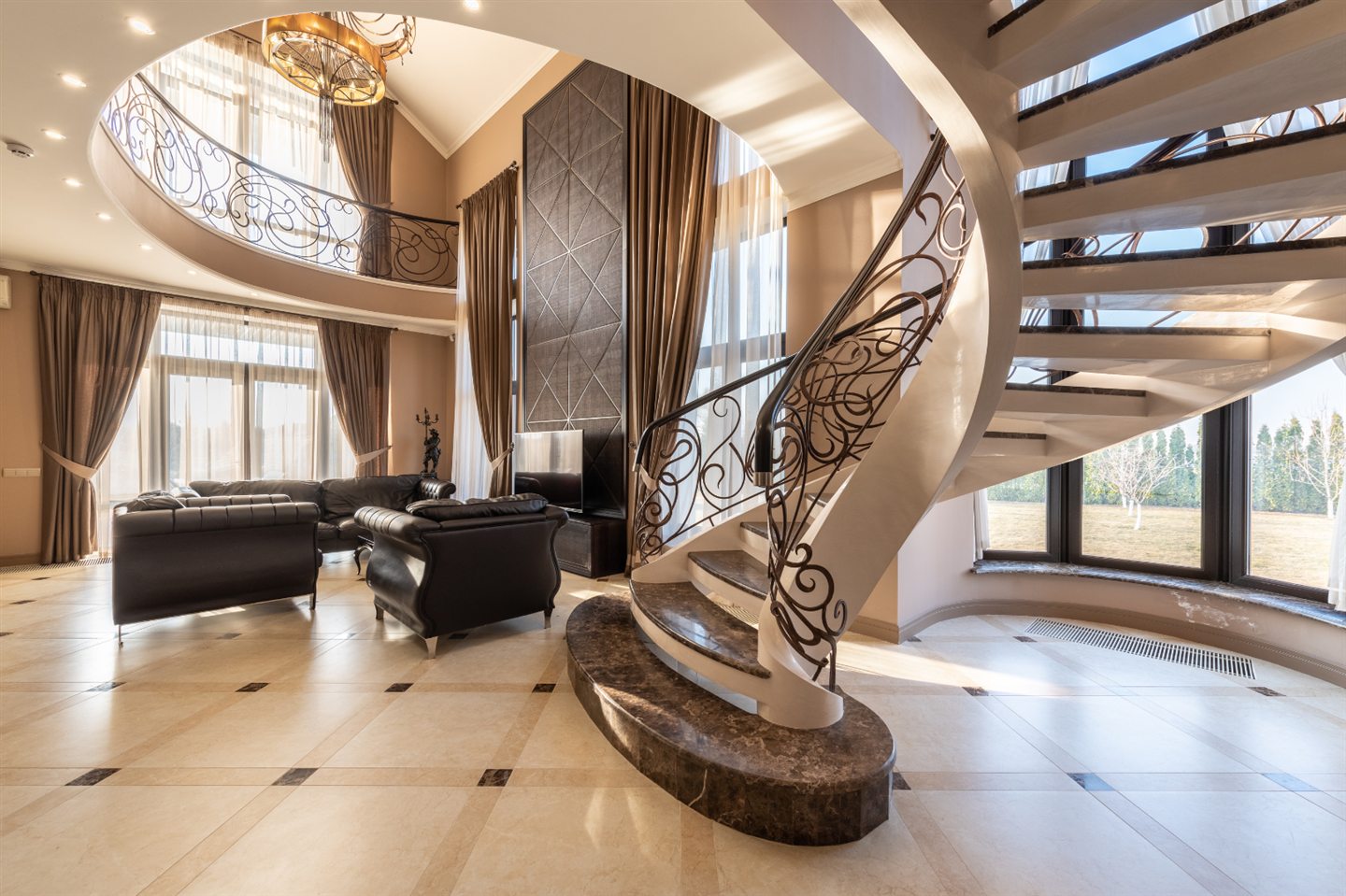 Grand hall au plafond double avec escalier sculptural en spirale