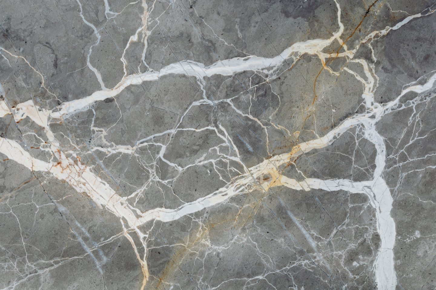 Texture de marbre gris aux veines blanches et dorées