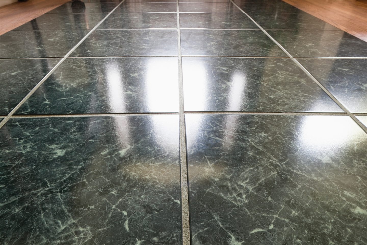 Plancher de marbre vert poli en grands carreaux