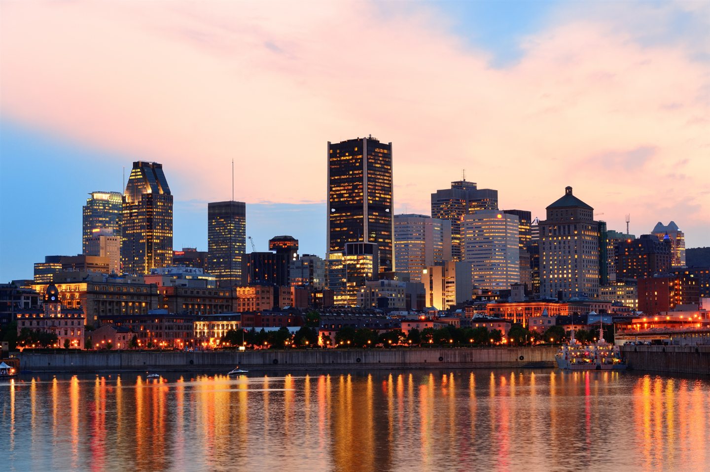 Centre-ville de Montréal et Vieux-Port au crépuscule, reflets sur le fleuve