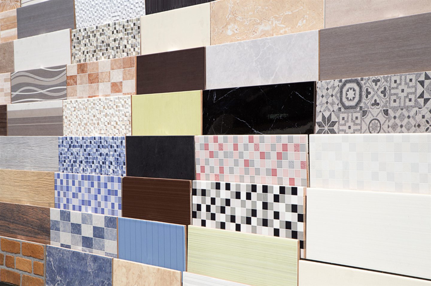 Mur de carreaux de céramique et de mosaïque de toutes les couleurs