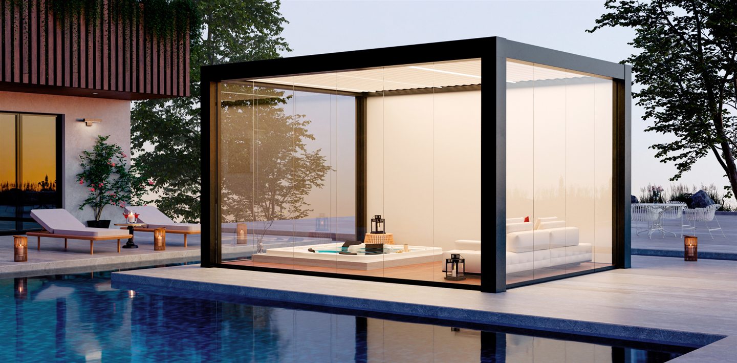 Pergola contemporaine vitrée au bord d’une piscine, au crépuscule