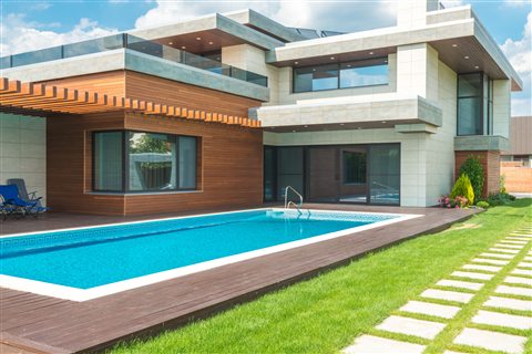Piscine extérieure au pied d’une maison contemporaine