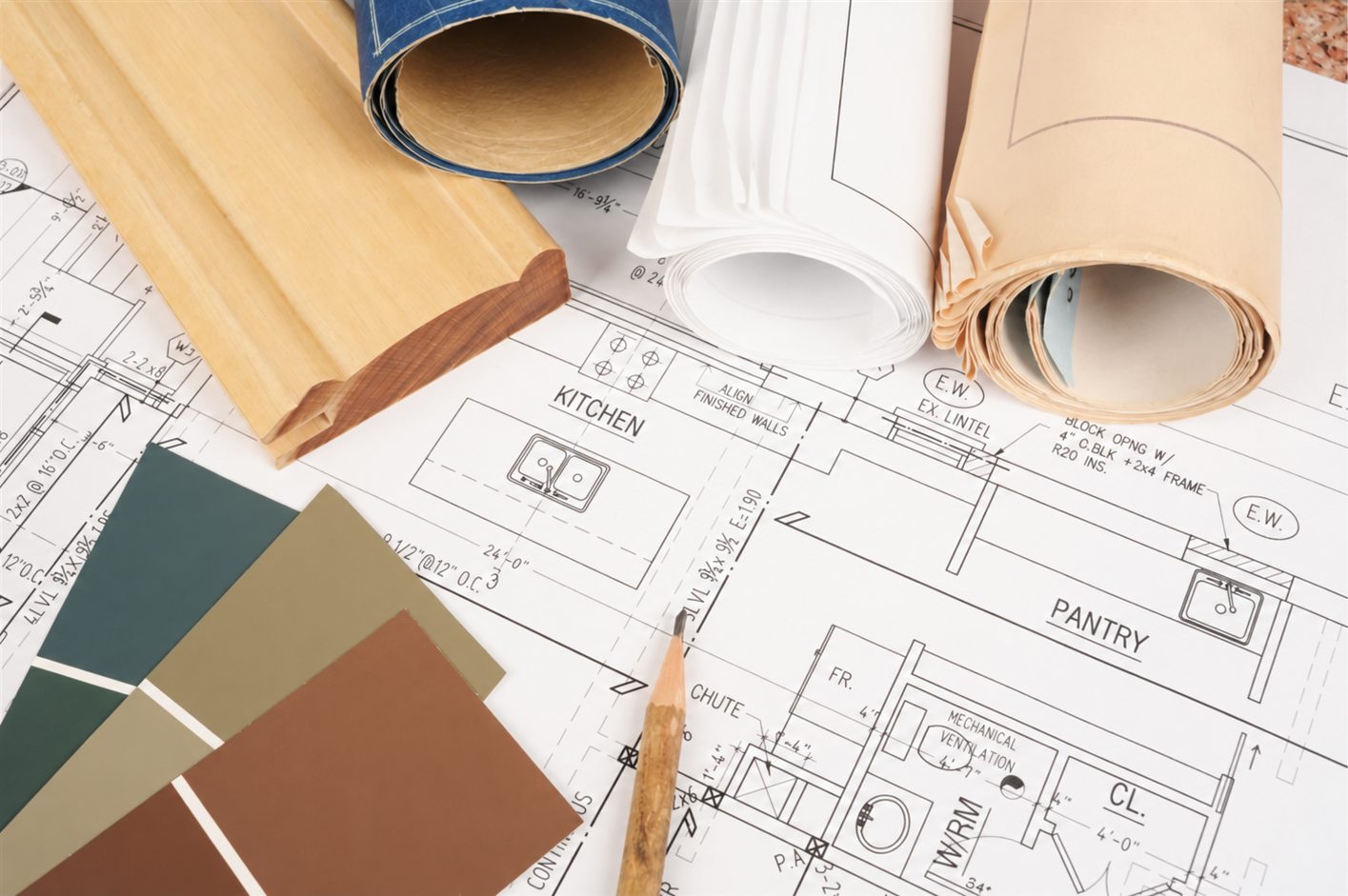Plans d’architecte et échantillons de couleurs sur une table
