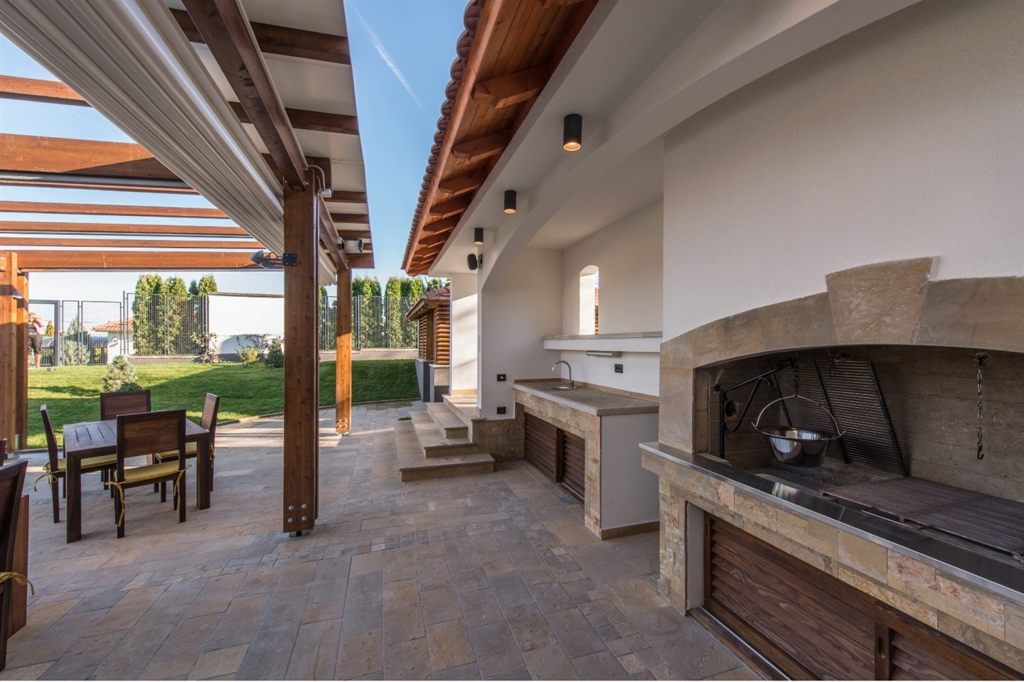 Terrasse couverte avec foyer extérieur