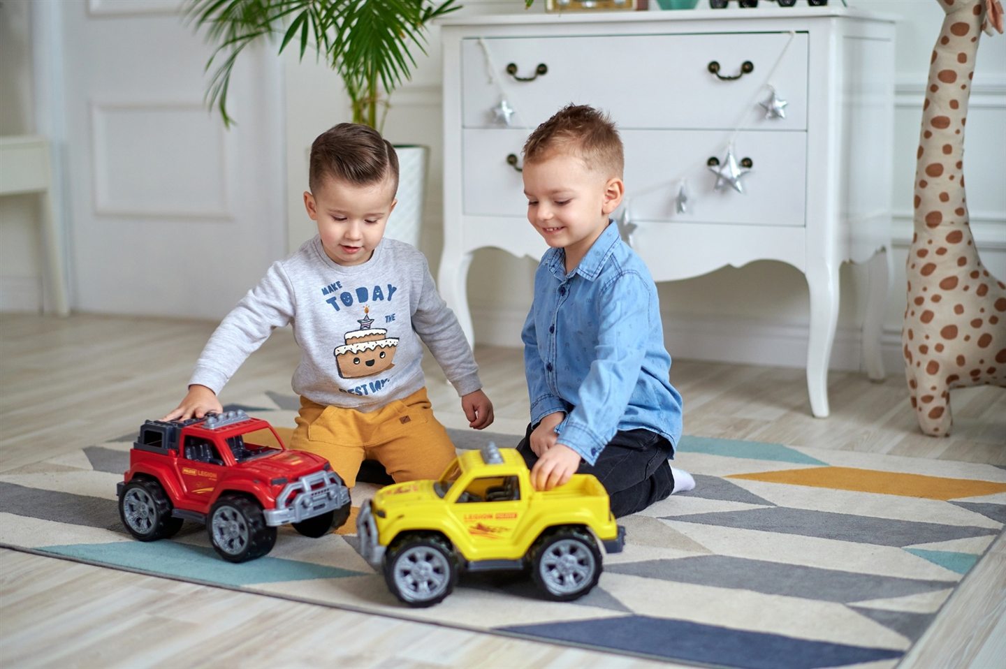 Enfants jouant ensemble dans un intérieur clair