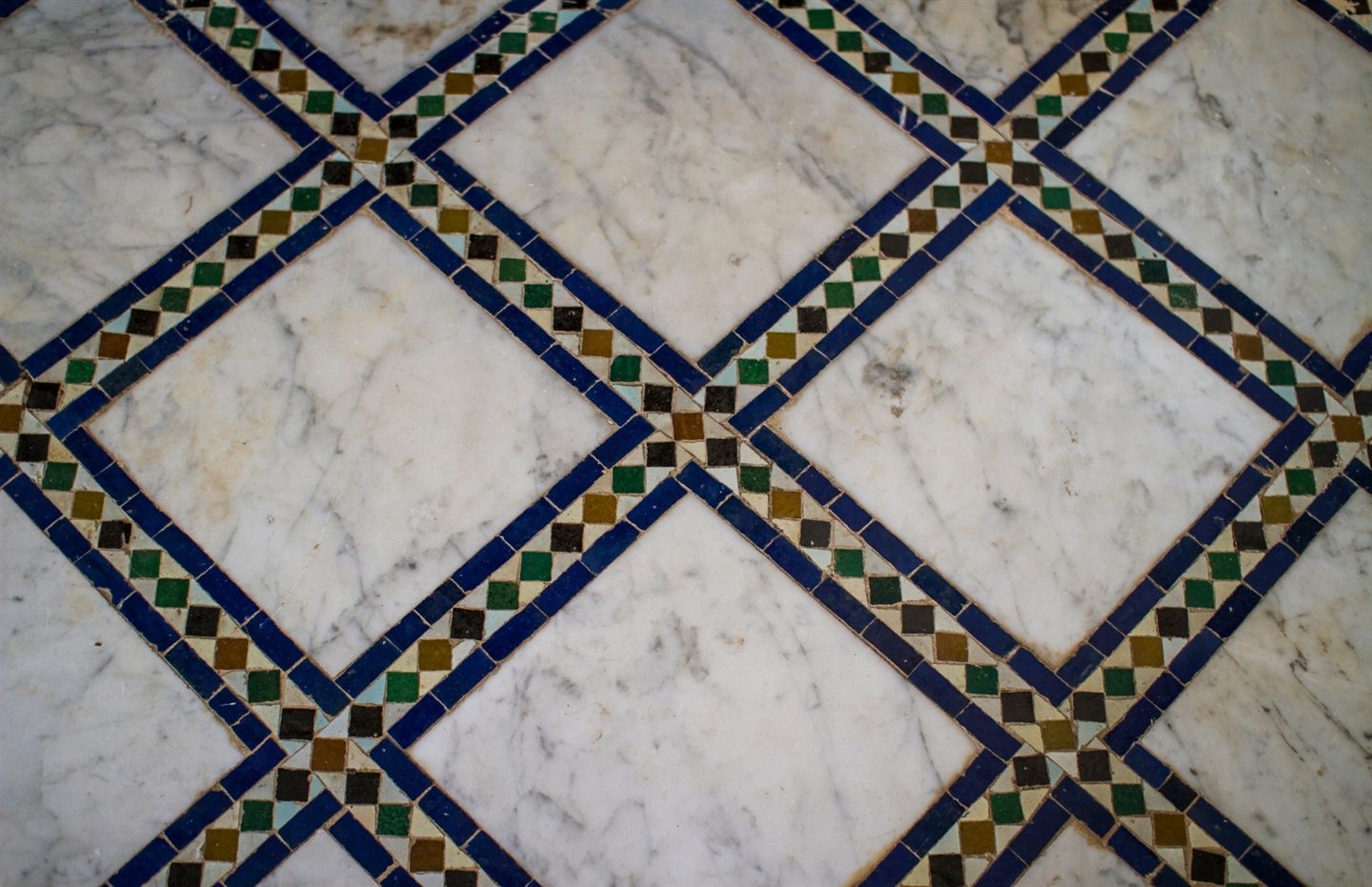 Carreaux de marbre blanc bordés de zellige bleu