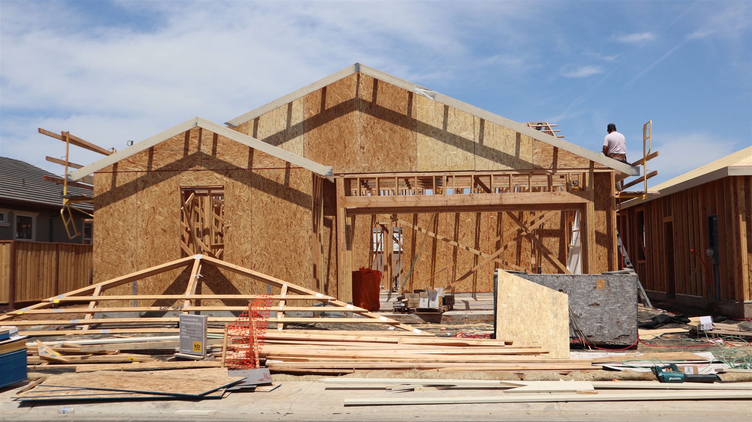 Maison en construction, ossature de bois et panneaux